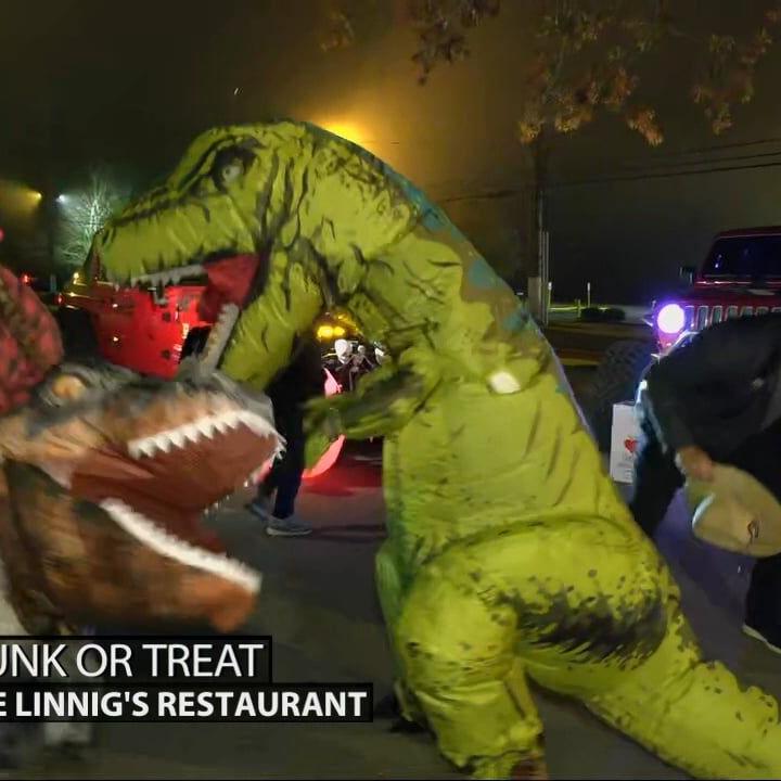 Dinosaurs fight it out with Keith Kaiser at Creepin' & Jeepin'